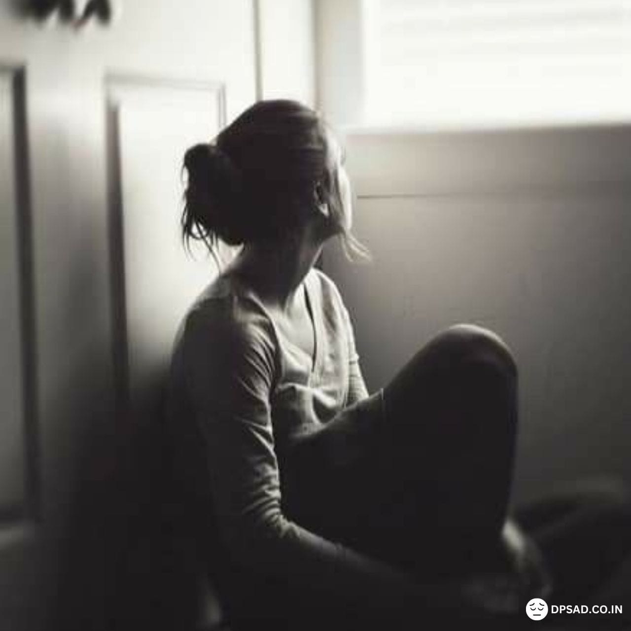 Alone sad WhatsApp DP for girls (6) Alone sad WhatsApp DP for girls (6)
